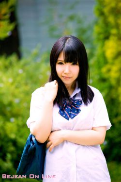 姬小满裸妆妆前乳发呆