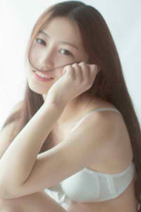 姬小满裸妆妆前乳发呆